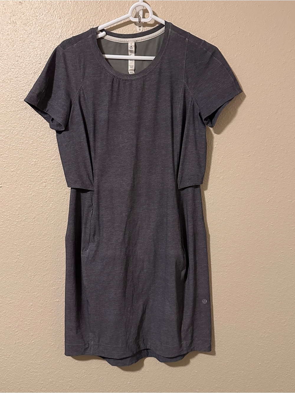 Lululemon & Go Endeavor Dress Heathered Deep Coal Grey Size 8 Short Sleeve